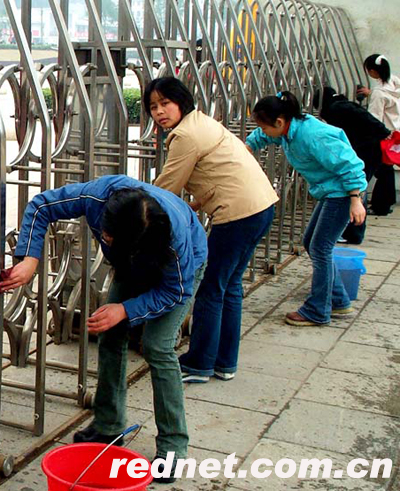 湖南铁道职业技术学院积极开展学雷锋活动(图