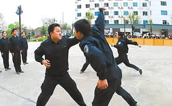 长沙首批合同制法警通过考核(图文)