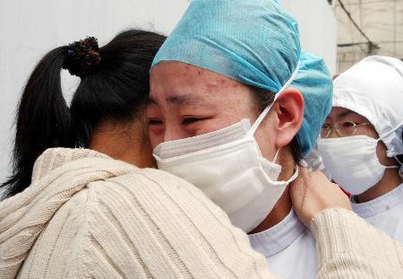 图文:北京市第六医院13名非典患者康复出院