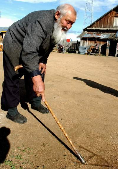 内蒙古一82岁老人自学英语 在地上写英文单词