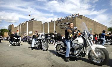 图文:美国庆祝著名品牌哈雷摩托车问世百年