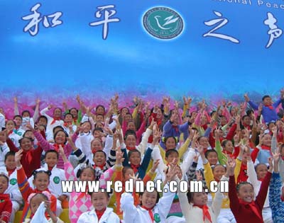 (百名学生高呼:我们爱好和平)