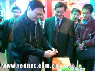 爱心在农博会演绎 <em>于幼军</em>带头为换肾少女捐款