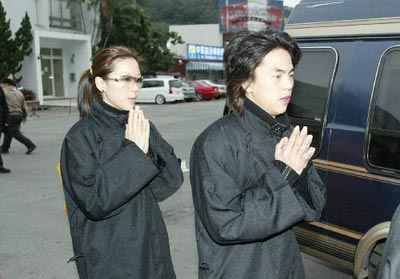 柯受良葬礼:子女及弟弟双手合十送别(组图)