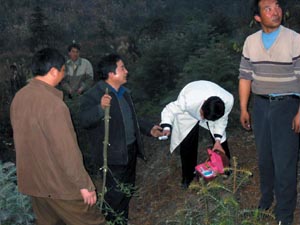 熊熊山火逼近加油站 长沙市天青山昨天突起大