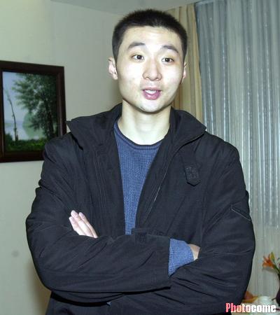 ... 周末的上海东方男篮队员刘伟和爱里克斯抵达长沙