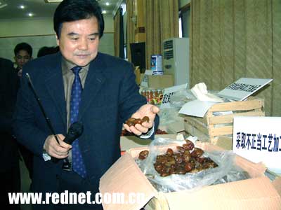 (孔令志:"这种蜜枣许多指标超标,害人不浅!")