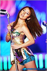 <em>韩国女星</em>李孝利着暴露服装 性感演绎<em>歌曲</em>(图)