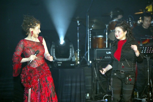 组图:东方歌姬<em>甄妮</em>2004个唱 展现<em>红伶少女</em>风情