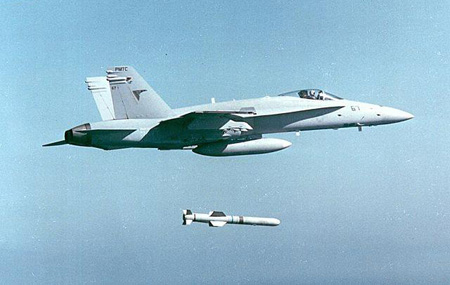 (f/a-18"大黄蜂"战斗机正在发射"鱼叉"反舰导弹)