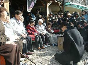 韩女星李成延跪地谢罪 幸存慰安妇老人不接受