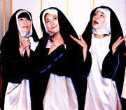 S.H.E扮<em>修女</em>比拼谁的高跟鞋最美