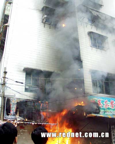 快讯:衡阳一居民楼今天上午发生火灾 无人伤亡