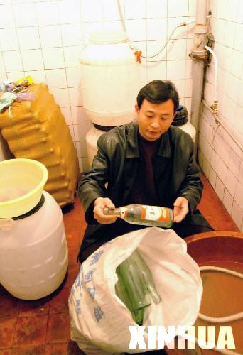 组图:谋利润工业酒精勾兑出散装白酒害人不浅