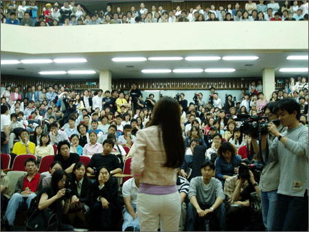 河利秀作客汉城大学演讲 透露辛酸变性经历(图