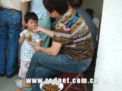 连线浙江:破茧抽丝 镜头记录蚕丝被的制作过程