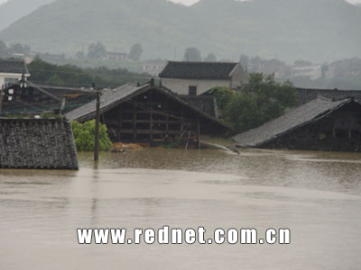 怀化溆浦遭受特大洪水袭击 25800灾民安全转