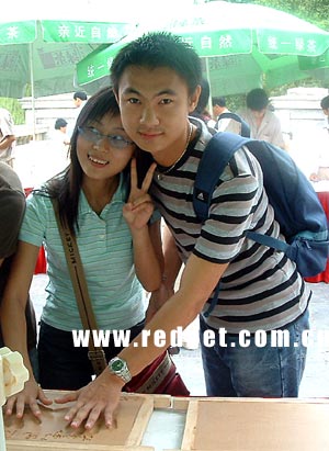 中国情人节新过法:长沙情侣按手印见证浪漫(图