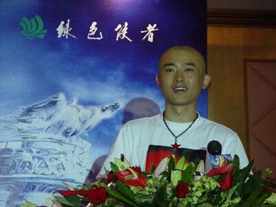 光头 任泉 亮相公益活动 倡议大家要关注环保