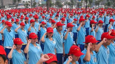 万名青年志愿者在湘江河畔宣誓保护母亲河(图