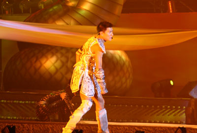 刘德华重庆遭13万人围困 女歌迷自杀求见