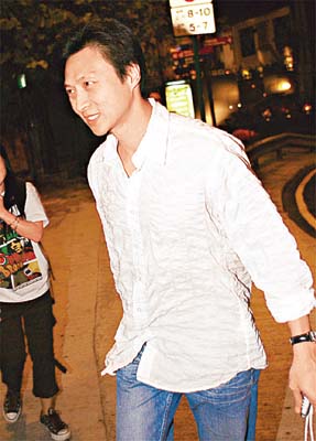 周慧敏热衷桌球比赛 倪震为其助阵打气