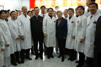 组图:温家宝总理在北京地坛医院刊望艾滋病人