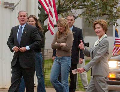 (布什和妻子劳拉及两个女儿一起前往克萨斯投票站投票)