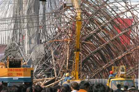 组图:广州107国道建筑工地发生脚手架坍塌事故