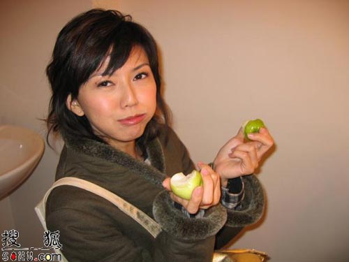 孙燕姿因脚伤缺席MTV大奖 春节在家休息(组图