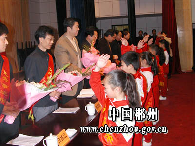 <em>中国女排领队</em>李全强为郴州干部群众介绍女排事