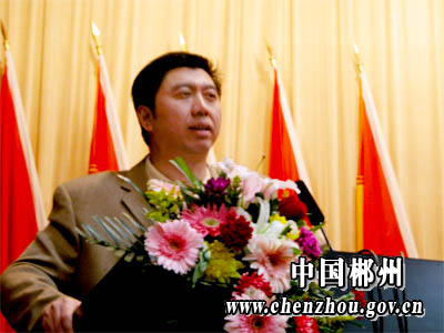 <em>中国女排领队</em>李全强为郴州干部群众介绍女排事