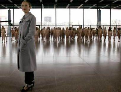 德国柏林百名18岁至65岁裸体女参加艺术展(图)