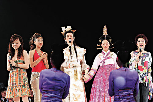 郑少秋演唱会曲终人散 泪洒舞台谢四美人