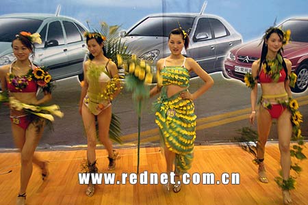 鲜花香车伴<em>美女</em> 车博会上演<em>人体</em>花艺秀(组图)