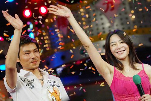 与翻版刘德华玩游戏 喻可欣秀<em>性感</em>