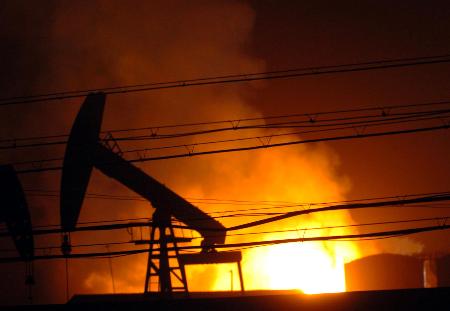 中原油田油井着火事故抢险结束无人员伤亡(图