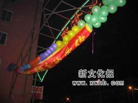 高中生在校门口挂几百个气球讨女友欢心(图)