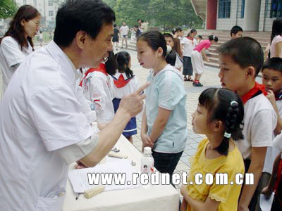 湖南医院帮孩子预防近视 目前尚无治疗药物器