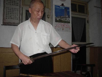 湘潭老人捐献日本军刀 以作日军侵华的物证(图