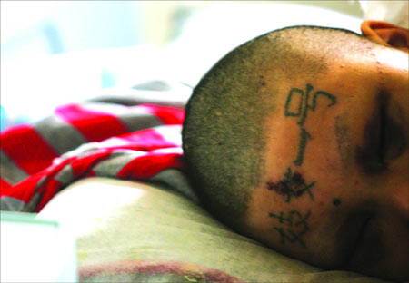 手上,小腹及<em>阴唇</em>