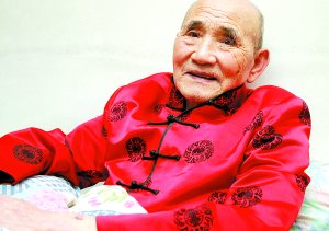 蹬车积攒35万元资助贫困学生的白芳礼老人去