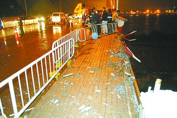 渣土车一头栽下大桥 湘江二桥昨晨发生惊魂一幕