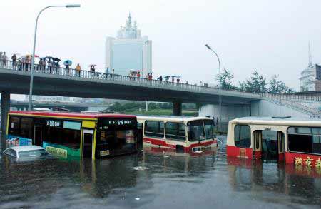 (北京:暴雨打垮陈旧排水系统)