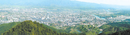 (怀化市区全景.陆晓鹏 摄)