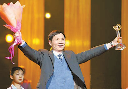 <em>黄伯云</em>洪战辉入选感动中国2005年度人物(图