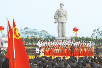 纪念心中永远的英雄 雷锋故乡万人同唱雷锋歌