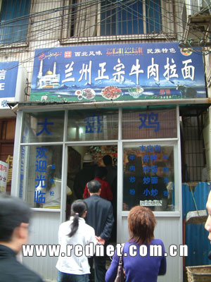 长沙复兴街两餐饮店无证经营 店主躺车轮下阻