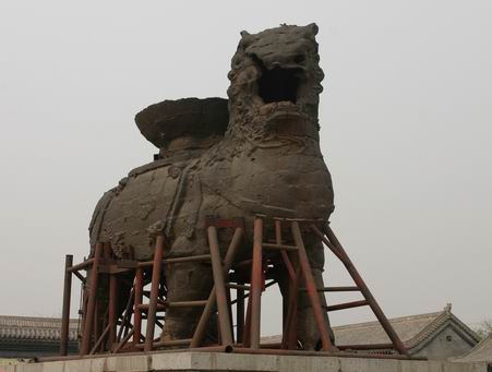 千年古狮雄姿今犹在—采访团一行参观沧州铁狮