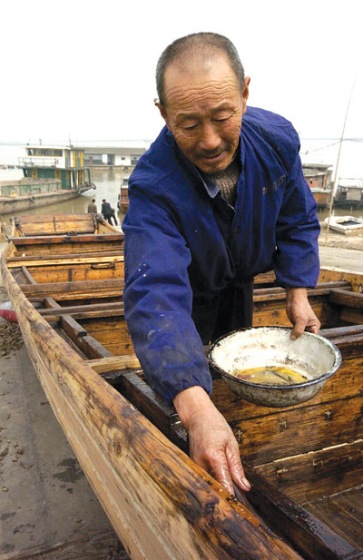 洞庭湖昨起全面禁渔 渔船停在码头等待修补(图